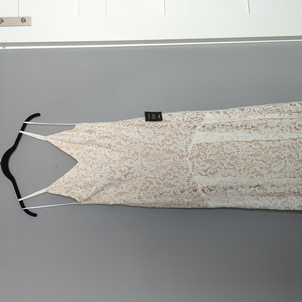 NWT. Lulu's lace wedding gown. Women's size large. Fits size 6-10 US.